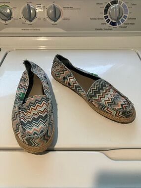 Sanuk slip on canvas shoes chevron funky fiona size 8 beach summer